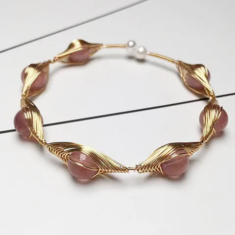 Brazalete de Cristal de Fresa Envuelto en Alambre Hecho a Mano Con Perla Artificial Alambre de Cobre Chapado en Oro 14K Ajustable