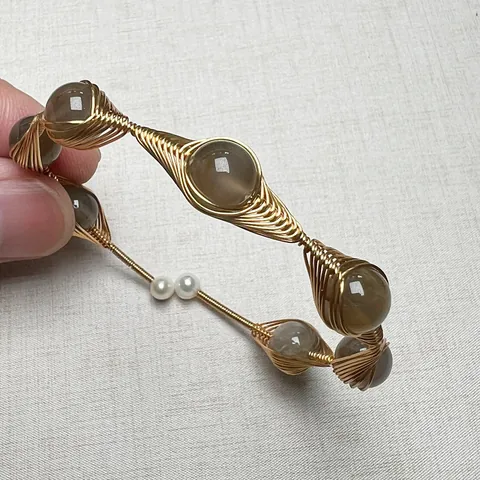 Handgefertigter Drahtumwickelter Naturstein Kristall Armreif Gold Vergoldeter Kupferdraht Schmuck Für Damen Sonnenstein Mondstein Armband