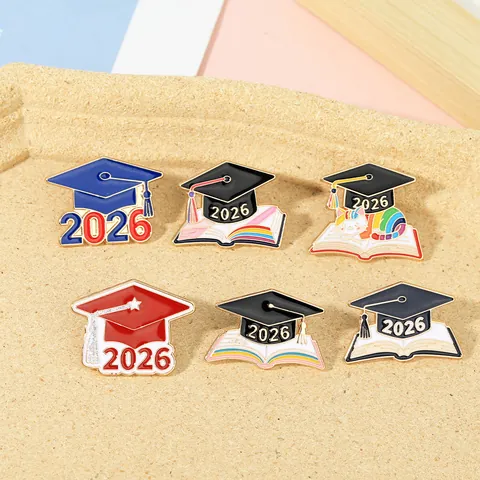 2026 Περίοδος Αποφοίτησης Καρφίτσα Σμάλτου από Κράμα Καπέλο Αποφοίτησης Βιβλίο Γάτα Ουράνιο Τόξο Αναμνηστική Καρφίτσα