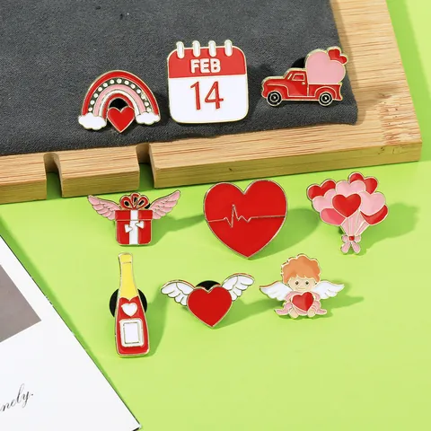 Spilla in Smalto a Cuore San Valentino Cupido Angelo Forma di Cuore Distintivo in Lega per Donna Uomo Vestiti Borsa Decorazione Gioielli Regalo