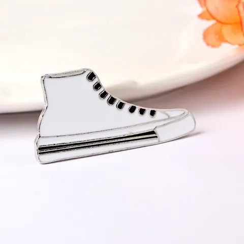 Spilla in Smalto a Forma di Sneaker Alta Bianca in Lega Scarpa di Tela Distintivo per Donna Uomo Accessorio Abbigliamento Casual