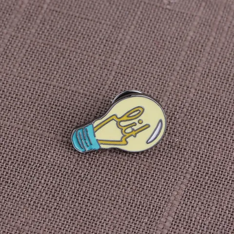 Creatieve Gloeilamp Emaille Broche Pin Met Lit Tekst Cartoon Zinklegering Badge Geel Blauw Pins Voor Rugzak Kleding Decoratie