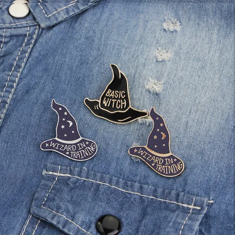 Fashion Enamel Wizard Hat Brooch Basic Witch Wizard In Training Lapel Pin Alloy Badge For Halloween Party Clothing Jewelry