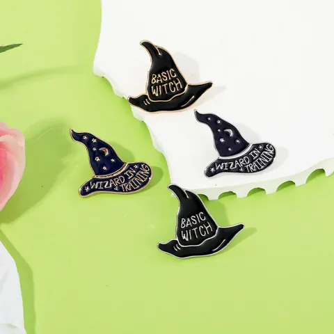 Broche Chapeau de Sorcière en Émail Créatif Alliage Basic Witch Wizard In Training Épingle Pour Décoration de Vêtements et Sacs Halloween Bijoux