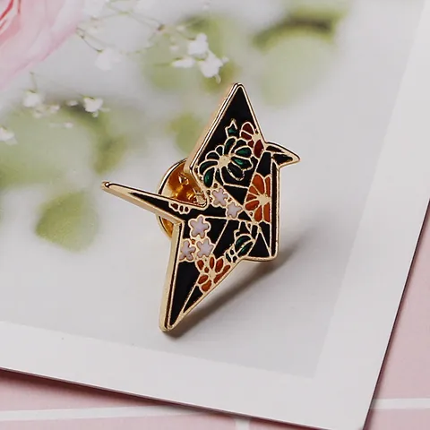 Japanese Style Enamel Origami Paper Crane Brooch Alloy Floral Pattern Badge Vintage Jewelry Pins For Women Men Clothing Decor