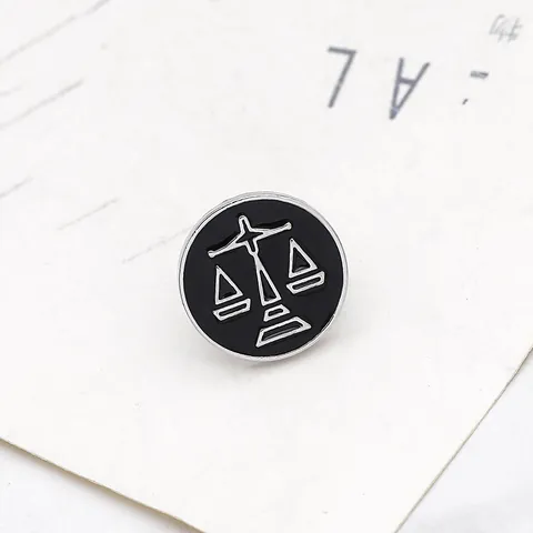 Bilancia Zodiaco Bilancia Della Giustizia Spilla Rotonda In Smalto Distintivo Minimalista In Lega Di Metallo Per Abito Zaino Accessorio