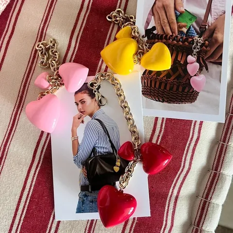 Fashion Alloy Heart Bag Charm Keychain For Women Gold Chunky Chain Resin Heart Pendant Decoration Accessories For Handbags