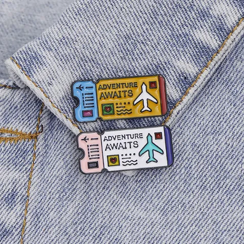 Cartoon Flugticket Emaille Brosche Anstecknadel Legierung ADVENTURE AWAITS 1 SMILE 1 HUG Buchstaben Abzeichen Für Rucksack Jacke Kleidung Damen Herren