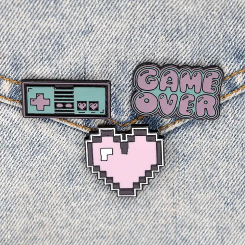 Broche de Esmalte de Juego de Píxeles Retro Pin Game Over Corazón Control Alfileres de Solapa Para Mochila Ropa Joyería de Moda Regalo