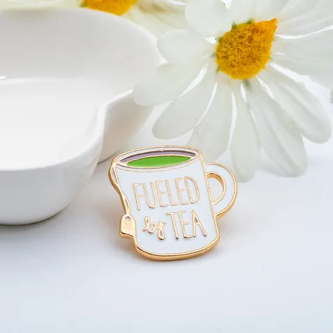 Spilla in Smalto Fueled By Tea in Lega Placcata Oro a Forma di Tazza da Tè Distintivo Gioiello Regalo per Amanti del Tè