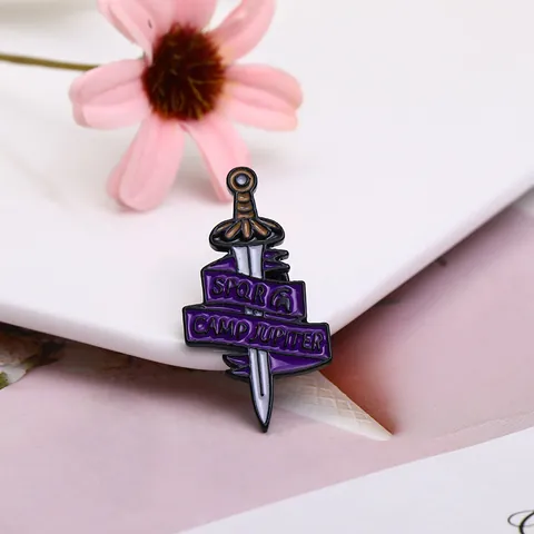Spilla in Lega Creativa a Forma di Spada con Nastro Viola SPQR Stile Romano Distintivo per Abbigliamento Borse Gioielli Unisex Regalo