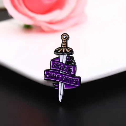 Spilla in Lega Creativa a Forma di Spada con Nastro Viola SPQR Stile Romano Distintivo per Abbigliamento Borse Gioielli Unisex Regalo