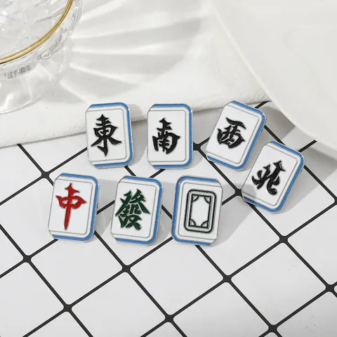 Spilla Creativa in Stile Cinese Mahjong Smalto Est Sud Ovest Nord Rosso Centrale Fortuna Tavola Bianca Distintivo in Lega Gioielli