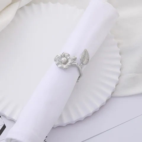 Vintage Alloy Artificial Pearl Flower Leaf Napkin Ring Retro Electroplated Napkin Buckle For Wedding Banquet Hotel Table Decoration
