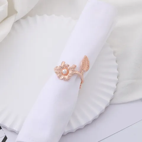 Vintage Alloy Artificial Pearl Flower Leaf Napkin Ring Retro Electroplated Napkin Buckle For Wedding Banquet Hotel Table Decoration