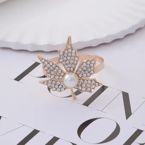 Elegant Gold Zinc Alloy Maple Leaf Napkin Ring Rhinestone Artificial Pearl Napkin Holder For Wedding Banquet Hotel Table Decor