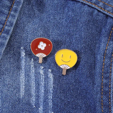Halloween Creative Enamel Brooch Skull Smiling Face Fan Alloy Lapel Pin Individual Badge For Party Unisex Jewelry Gift