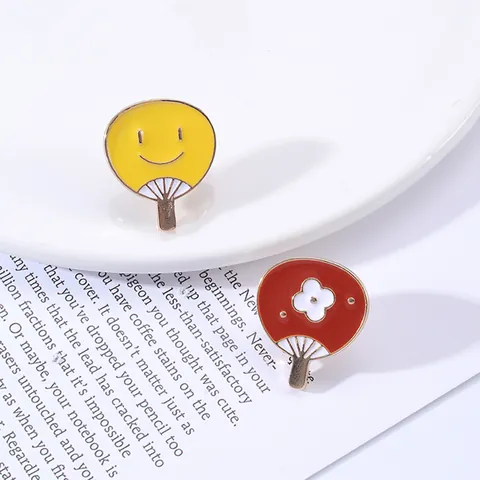 Halloween Creative Enamel Brooch Skull Smiling Face Fan Alloy Lapel Pin Individual Badge For Party Unisex Jewelry Gift