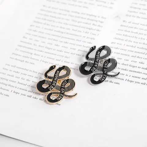 Creative Snake Enamel Brooch Pin Do No Harm Take No Shit Slogan Alloy Metal Punk Python Badge For Denim Jacket Backpack Jewelry