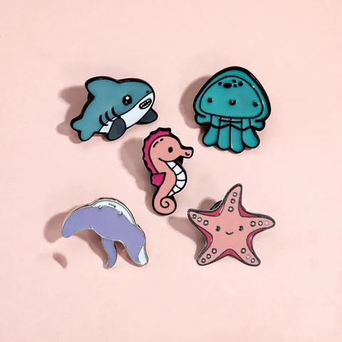 Cartoon Meerestier Emaille Brosche Pin Legierung Hai Qualle Seepferdchen Seestern Rochen Kleidung Tasche Abzeichen Zubehör Unisex