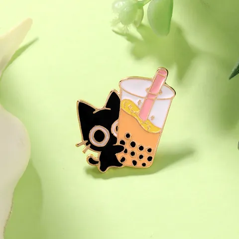 Cartoon Schwarze Katze Umarmt Milchtee Emaille Pin Legierung Tropföl Brosche Für Taschen Revers Abzeichen Süßer Tier Schmuck Geschenk