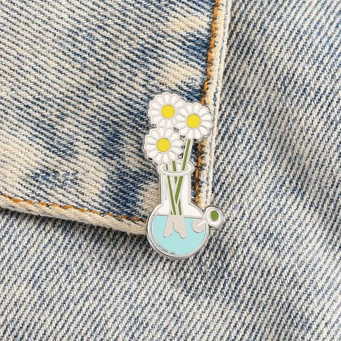 Creative Daisy In Flask Enamel Pin Cartoon Flower Laboratory Beaker Brooch Zinc Alloy Badge Fashion Jewelry Accessories For Clothes Bag