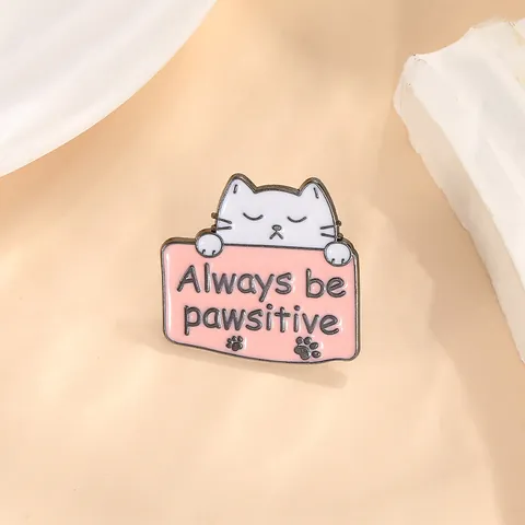 Cartoon Kat Emaille Pin Always Be Pawsitive Roze Bord Legering Broche Badge Voor Rugzak Kleding Accessoires Sieraden Cadeau
