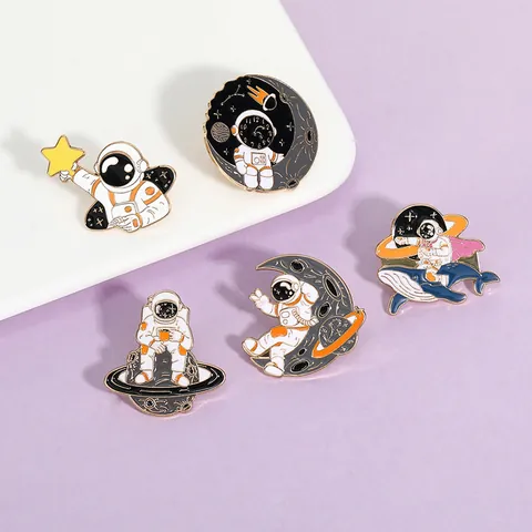 Creative Space Astronaut Alloy Brooch Enamel Metal Badge Pin For Backpack Clothes School Students Girls Decorative Accessories