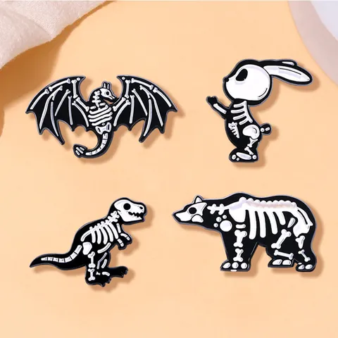 Spilla Scheletro Animale Cartone Animato Pin in Lega di Zinco Smalto Dinosauro Coniglio Orso Pipistrello Distintivo Fossile per Halloween
