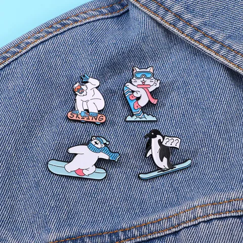 Simpatica Spilla in Smalto Animali Sciatori Lega Cartone Animato Gatto Orso Polare Pinguino Pupazzo di Neve Decorazione Abbigliamento Gioielli Regalo