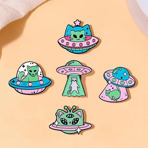 Cartoon Space Cat Alien UFO Enamel Pin Alloy Badge Creative Animal Brooch For Backpack Denim Jacket Unisex Fashion Jewelry Accessory