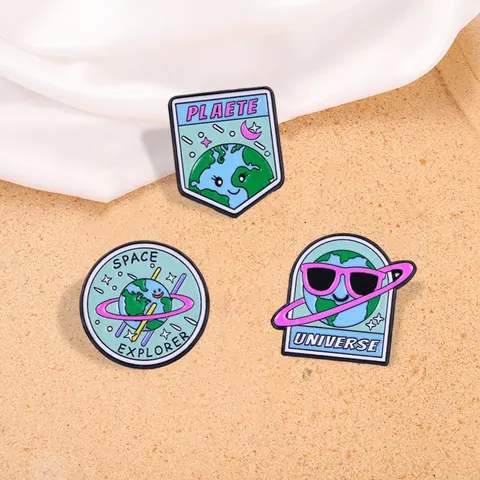 Cartoon Erde Emaille Pins Weltraumforscher Universum Planet Abzeichen Legierung Brosche Für Rucksack Zubehör Unisex Schmuck