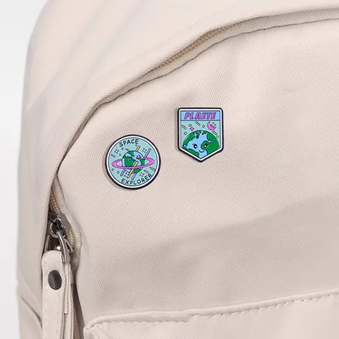 Cartoon Erde Emaille Pins Weltraumforscher Universum Planet Abzeichen Legierung Brosche Für Rucksack Zubehör Unisex Schmuck