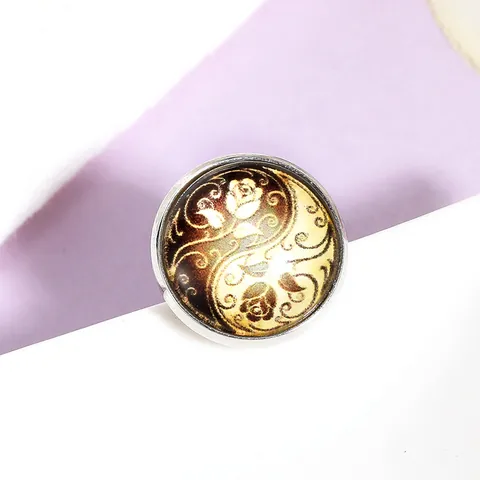 Spilla Rotonda Vintage Rosa Tai Chi Yin Yang Lega di Zinco Vetro Cabochon Pin Distintivo Smaltato Per Vestiti Borse Unisex Gioielli