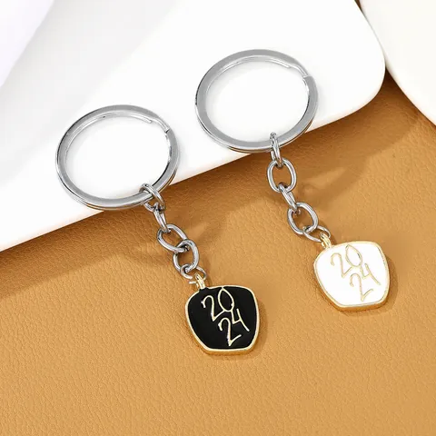 Kreativer 2024 Abschluss Gedenk Schlüsselanhänger Legierung Emaille Anhänger Punk Hip Hop Ring Für Studenten Geschenk