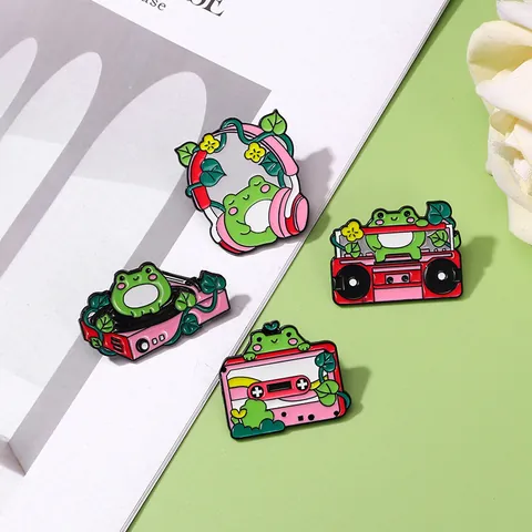 Cartoon Frosch Emaille Pin Musik Brosche Pink Schallplattenspieler Kassette Radio Kopfhörer Legierung Abzeichen Schmuck