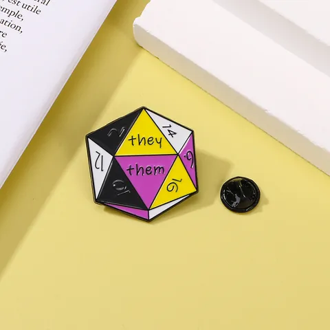 Creatieve Legering D20 Dobbelsteen Emaille Speld Cartoon Letters Geometrie Numerieke Badge Voor Rugzak Kleding Accessoire Unisex Sieraden