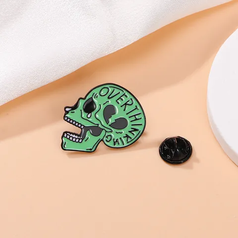 Spilla in Smalto a Forma di Teschio Verde Creativa Overthinking Punk Strano Scheletro Spilla da Risvolto in Lega Distintivo per Festa di Halloween Accessori per Zaino