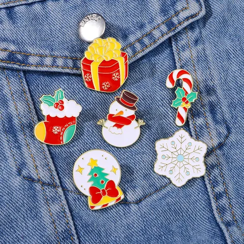 Set di Spille Natalizie in Lega di Smalto Pupazzo di Neve Fiocco di Neve Albero di Natale Bastoncino di Zucchero Calza Scatola Regalo Spilla da Revero Festiva