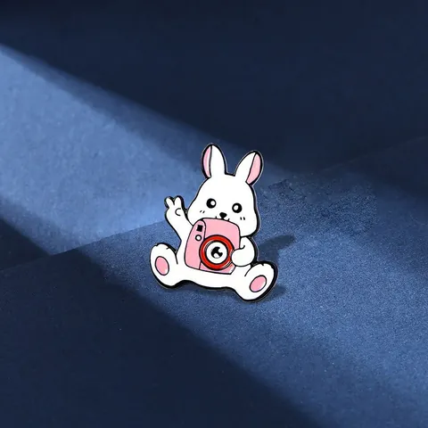 Broche en Émail de Lapin Blanc Dessin Animé Mignon Épinglette Créative en Alliage Badge Animal Bijoux Accessoire Pour Décoration de Vêtements Sac à Dos
