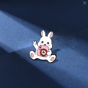Broche en Émail de Lapin Blanc Dessin Animé Mignon Épinglette Créative en Alliage Badge Animal Bijoux Accessoire Pour Décoration de Vêtements Sac à Dos