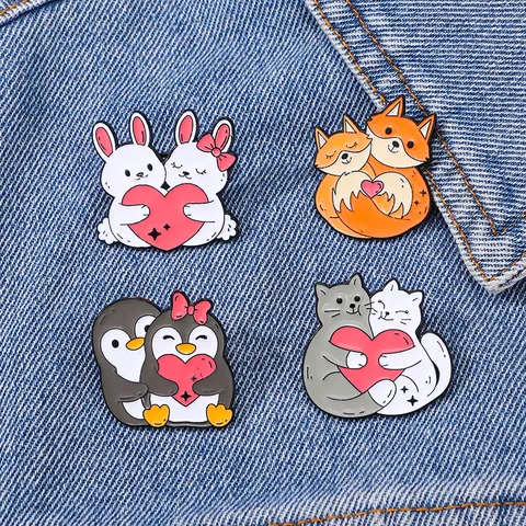 Simpatiche Spille in Smalto Coppia Animali Cartoni Animati Cuore Abbraccio Gatto Pinguino Volpe Coniglio Spille Per San Valentino Regalo