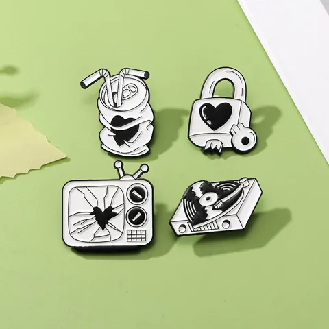 Juego de Broches de Esmalte en Blanco y Negro Retro Aleación TV Tocadiscos Lata de Refresco Corazón Cerradura Accesorios