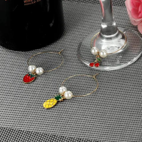 Alloy Artificial Pearl Fruit Wine Glass Charms Cute Colorful Enamel Pineapple Strawberry Drink Markers For Party Dinner Table Beverage Identification Ornaments