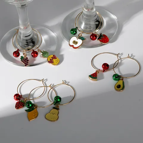 Breloques de Verre à Vin en Alliage Émaillé Forme Fruits Avec Fausses Künstliche Perles Assortiment Fraise Ananas Raisin pour Fête Mariage