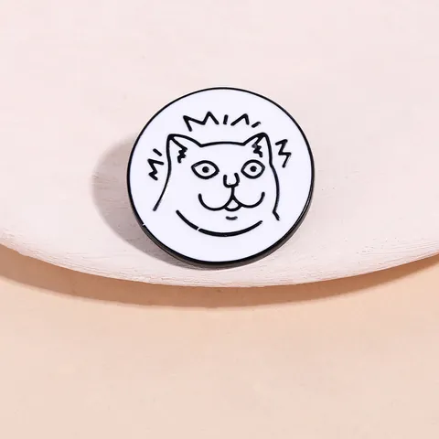Spilla in Smalto a Forma di Gatto Animato Distintivo in Metallo Bianco Nero per Borse Abbigliamento Gioielli Carini in Stile Giapponese