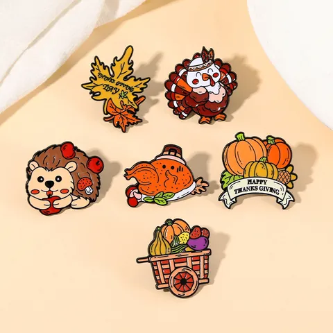 Broche en Émail de l'Action de Grâces Dessin Animé Hérisson Dinde Citrouille Feuille d'Érable Chariot de Récolte Insigne en Alliage Bijoux Unisexe