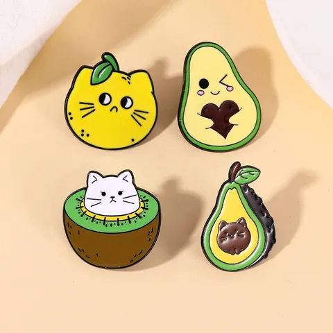 Simpatica Spilla in Smalto a Forma di Gatto e Frutta Creativa Limone Avocado Kiwi Lega Zaino Accessori per Abbigliamento Gioielli Regalo