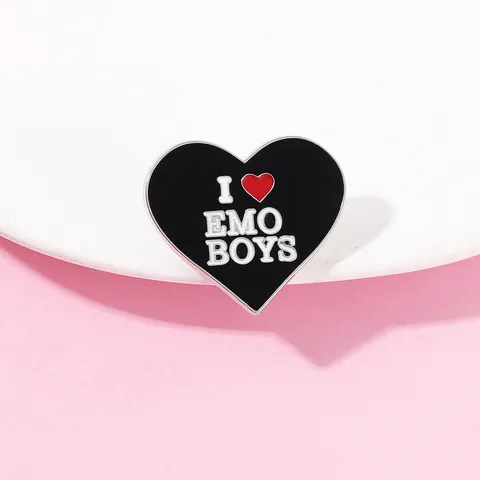 Spilla a Forma di Cuore in Smalto Con Scritta I Love Emo Boys Distintivo in Lega Punk Stile Gioielli per Zaino