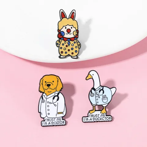 Grappige Dier Emaille Pin Cartoon Clown Konijn Hond Eend Dokter Broche Legering Metalen Badge Voor Kleding Rugzak Decoratie